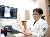 허리통증 주범 척추관협착증·허리디스크, 어떻게 다를까? [윤종원 원장 칼럼]