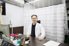 내 마음대로 올라가지 않는 팔, 오십견 의심 필요 [이용수 원장 칼럼]