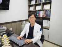 척추관협착증, 방치할수록 치료 기간 길어져 초기 적극 대응해야 [최훈일 원장 칼럼]