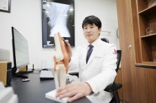 퇴행성관절염, 한번 발병하면 자연치유 어려워, 초기부터 치료해야 [윤상인 원장 칼럼]