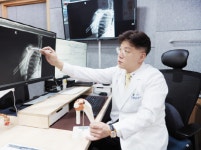 어깨통증 유발 오십견, 방치 시 운동 제한 및 수면 장애 [박정재 원장 칼럼]