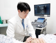 테니스엘보, 주부 발병률 높아 주의해야…조기 치료 중요 [이준희 원장 칼럼]