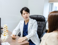 스마트폰 즐기는 MZ세대 목디스크 급증…상태 따라 대처해야 [정신호 원장 칼럼]