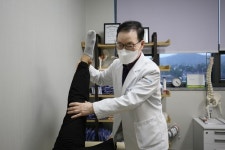 근골격계 통증 개선 및 예방에 도수치료 선택, 주의점은? [김태승 원장 칼럼]