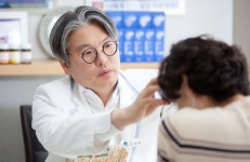 눈썹이식, 모낭채취 부터 디자인까지 의료진 숙련도 필요 [이상욱 원장 칼럼]