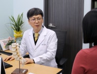 추간판 탈출증 수술, 중증 증상 있을 때 고려 [이동엽 원장 칼럼]
