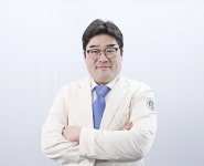 과도하게 사용해 나타나는 관절 인대 통증, 체외충격파 치료 도움 [정민 원장 칼럼]