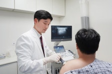 지속적인 어깨 통증, 단순 근육통 아닌 회전근개파열 의심 [장지석 원장 칼럼]