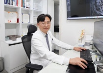 스마트폰 사용으로 목디스크 환자 증가, 목·어깨통증 주의해야 [백성문 원장 칼럼]