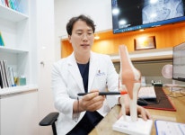무릎 퇴행성관절염, 노화만 문제 아냐…또 다른 원인은? [정경택 원장 칼럼]