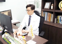 목디스크, 잘못된 자세가 원인... 치료보다 예방 중요한 이유 [권일치 원장 칼럼]