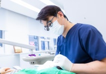 탕후루 먹다 깨진 앞니, 빠른 치과 수복 치료 필요 [김문갑 원장 칼럼]