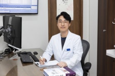 무릎 관절염, 생활습관만으로 교정하기 어렵다면 정형외과 찾아야 [심희종 원장 칼럼]