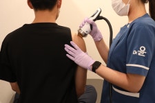 겨울철 유난히 심해지는 어깨통증, 오십견 의심해야 [윤정원 원장 칼럼]