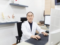 스마트폰 할 때 이 행동, 목디스크 위험 높인다 [전승한 원장 칼럼]