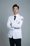 레포츠의 계절 여름... 팔꿈치 관절 건강 위협하는 스포츠 엘보 주의 [최현철 원장 칼럼]