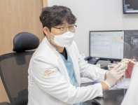 여름 휴가철 레저 활동 후 허리 통증, 방치 말고 조기에 치료해야 [김지영 원장 칼럼]