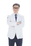 뒷목이 아프고 팔이 저리다면… 혹시 나도 목디스크? [이동엽 원장 칼럼]