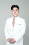 스마트폰 장시간 사용 후 손목 저리다면? 손목터널증후군 주의해야 [박정재 원장 칼럼]