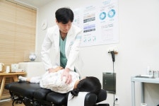 교통사고로 인한 후유증, 만성통증으로 이어지지 않도록 제때 치료해야 [윤홍렬 원장 칼럼]