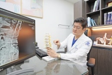 젊은층에서도 늘어나는 허리디스크, 조기 치료가 중요 [김경종 원장 칼럼]