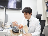 어깨 통증 방치하면 오십견 악화, 젊은층도 안심 못 해 [김지훈 원장 칼럼]