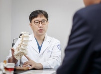 20~30대 목·허리디스크 환자 증가... 스마트폰·재택근무가 부른 척추 위기 [태현석 원장 칼럼]