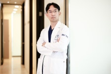 눈 성형 부작용, 단순 재수술로 해결 안돼… 복합재건 극한 눈 수술 증가 [황진 원장 칼럼]