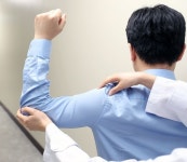 봄철에 더 아픈 급성 어깨통증 원인과 치료법