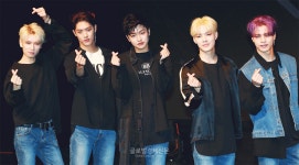 [GET포토] 크로스진(Cross Gene), 우리 팬들 하트 받아요~