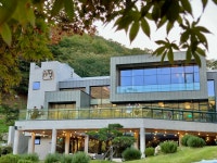 고즈넉한 숲속뷰가 예쁜 대형카페 유정1995… 카페內 황토방 엄지 척