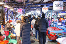 [포토] 성탄절 맞은 포항 죽도시장