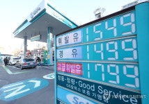 주유소 기름값 14주째 하락... 휘발유 리터당 7원↓·경유 9.5원↓