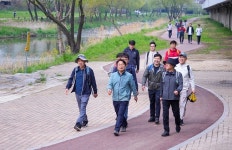 강기정 시장, 현장 속으로 광주천변 걸으며…보행환경 살펴