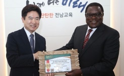 전남교육청, 케냐로부터 재활용 책걸상 지원 감사패 받아