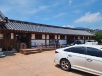 김해 한옥체험관 운영 갈등, 위 수탁운영자와 시청의 대립