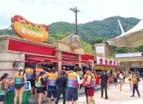 워터파크 특수매장, XOXO핫도그앤커피에서 간단하게 먹을 수 있는 먹거리로 인기