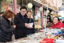 박형준 부산시장, 영도 남항시장에서 민생 소통