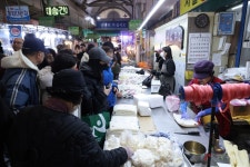 [포토] 설 앞두고 포항 죽도시장 대목장 활기