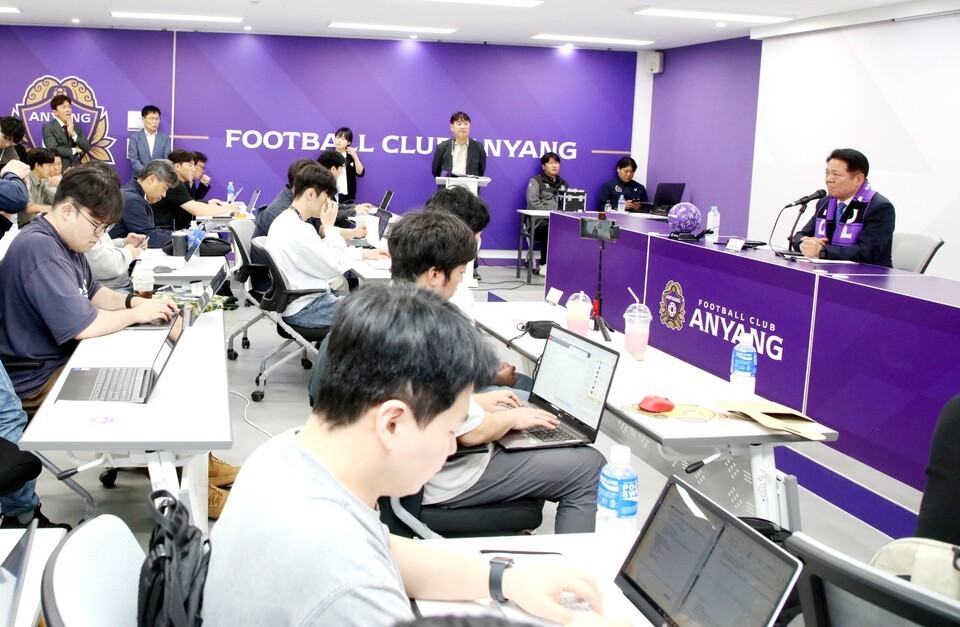 프로축구 K리그1 FC안양, 심판 판정 논란 속 연맹 입장 밝혀
