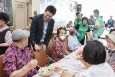 인천 중구 김정헌 구청장, 개항동 새마을회 삼계탕 나눔 동참…지역 어르신 효(孝) 실천 앞장