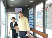 최대호 안양시장, 전기버스 충전소·스마트 버스정류장 현장 점검