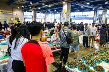 [포토] 죽도시장, 추석 대목장 활기 되찾아