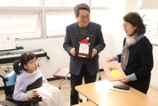 하람이앤지주 | [포토]김동연의 설 나들이...하람이 만나러