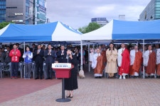 포항 불교계, 포항시청 광장서 첫 연등 점등식 봉행