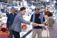 박용선 포항시장, 첫날부터 시민 속으로…버스 타고 죽도시장 찾아 민생행보