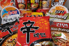 농심, 신라면 값 7.6% 올리자...주가 4% 날았다