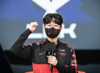 [e스포츠人] POG 공동 1위 등극한 T1 제우스 최우제