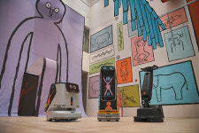 케티봇이 안내하고 클리버가 청소...장줄리앙 전시회 누비는 브이디컴퍼니