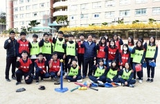 김석준 부산교육감, 친환경 교체 운동장서 학생들과 티볼야구경기 펼쳐